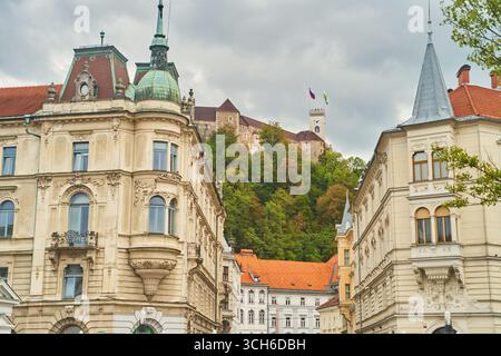 Slovenia, Lubiana - 23 settembre 2022: Scopri le affascinanti strade di Lubiana, che mostrano l'affascinante architettura storica Foto Stock