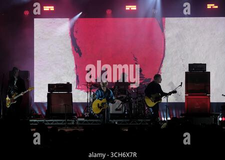 Jedburgh, Regno Unito. 31 agosto 2025. I headliners Travis si esibiscono sul palco chiudendo il secondo giorno dell'EdgeFest 2025 a Lilliardsedge vicino a Jedburgh il 30 agosto 2025. EdgeFest 2025, Festival musicale. Un festival musicale in crescita, negli Scottish Borders, ora al suo terzo anno, si tiene a Lilliardsedge, vicino a Jedburgh. Musica e intrattenimento per tutta la famiglia, sotto il grande tetto. ( Crediti: Rob Gray/Alamy Live News Foto Stock