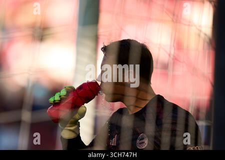 Augusta, Germania. 30 agosto 2025. Manuel Neuer, portiere del Bayern Muenchen nella partita FC AUGSBURG - FC BAYERN Muenchen 2-3 il 30 agosto 2025 nella WWK Arena di Augusta, Germania. Stagione 2025/2026, 1.Bundesliga, FCB, giorno 2, 2.Spieltag fotografo: ddp Images/STAR-Images - LE NORMATIVE DFL VIETANO L'USO DI FOTOGRAFIE come SEQUENZE DI IMMAGINI e/o QUASI-VIDEO - crediti: ddp media GmbH/Alamy Live News Foto Stock