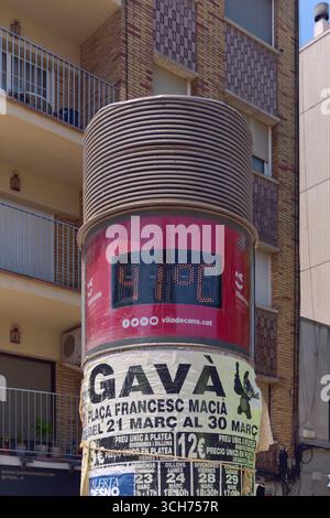 Viladecans. Barcellona - 31 agosto 2025: Un termometro pubblico mostra una temperatura molto alta di 41 gradi Celsius. L'immagine evidenzia un'onda di calore Foto Stock