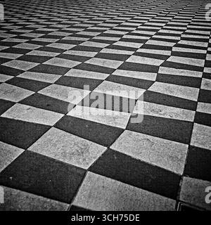 Marciapiede bianco e nero a Nizza, Francia. Pellicola di formato medio, processo push. Forte contrasto, venatura visibile, attenzione alla texture e al minimalismo urbano. Foto Stock