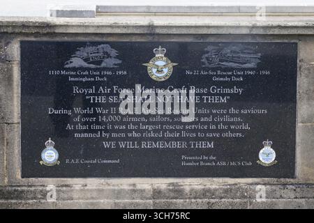 Targa commemorativa per la Royal Air Force Marine Craft base, Grimsby, presso l'Armed Forces Memorial Archway a Cleethorpes, Lincolnshire. Foto Stock