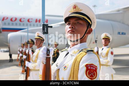Tianjin, Cina. 31 agosto 2025. Le guardie d'onore cinesi prendono parte alla cerimonia di benvenuto del presidente russo Vladimir Putin all'aeroporto di Tianjin in Cina domenica 31 agosto 2025. Foto dell'Ufficio Presidenziale Russo/UPI. Crediti: UPI/Alamy Live News Foto Stock