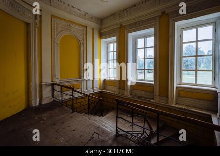 All'interno di un vecchio palazzo abbandonato in rovina a Polibino, nella regione di Lipetsk Foto Stock