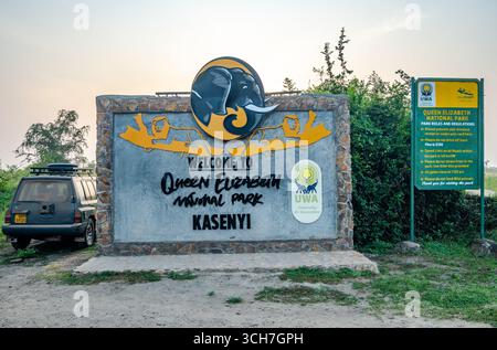 Cartello di benvenuto al Queen Elizabeth National Park, Uganda, Africa. Foto Stock