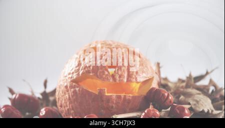 Immagine della zucca di halloween ritagliata, con frutta e foglie autunnali, su sfondo bianco Foto Stock
