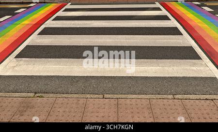 Attraversamento pedonale arcobaleno nella città di Carlow, Irlanda. Foto Stock
