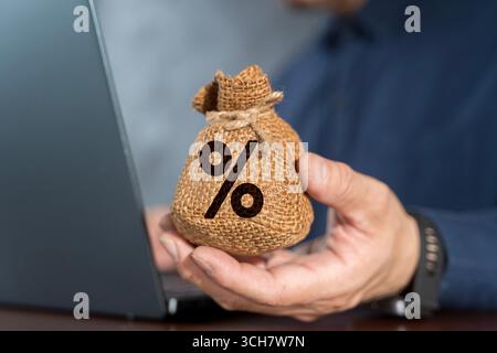 Concetto di tasso di interesse finanziario che mostra una borsa di denaro che simboleggia credito, bancario, prestito, investimento, finanziamento, crescita economica, gestione finanziaria personale Foto Stock