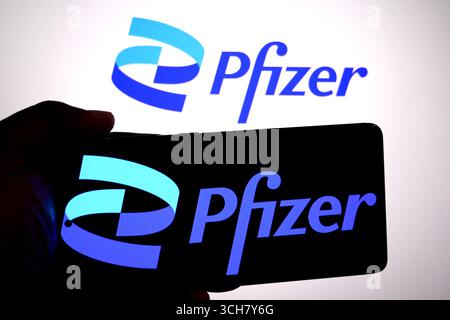 India. 30 agosto 2025. In questa immagine, un logo Pfizer viene visualizzato su uno smartphone e sullo sfondo. (Immagine di credito: © Avishek Das/SOPA Images via ZUMA Press Wire) SOLO PER USO EDITORIALE! Non per USO commerciale! Foto Stock