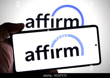 India. 30 agosto 2025. In questa immagine, un logo di conferma viene visualizzato su uno smartphone e sullo sfondo. (Immagine di credito: © Avishek Das/SOPA Images via ZUMA Press Wire) SOLO PER USO EDITORIALE! Non per USO commerciale! Foto Stock