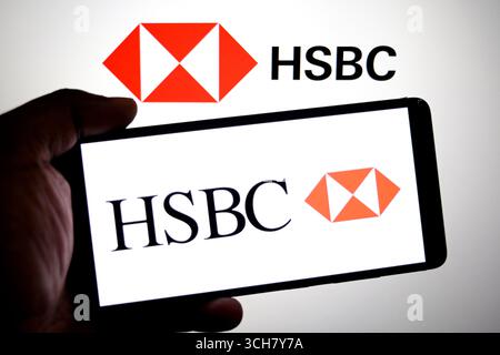 India. 30 agosto 2025. In questa immagine, un logo HSBC viene visualizzato su uno smartphone e sullo sfondo. (Immagine di credito: © Avishek Das/SOPA Images via ZUMA Press Wire) SOLO PER USO EDITORIALE! Non per USO commerciale! Foto Stock