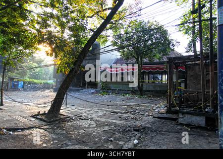 Ristorante Saijian Sambara Sundanese a Bandung dopo essere stato incendiato il 29 agosto 2025 durante dimostrazioni e proteste in tutta l'Indonesia. Foto Stock