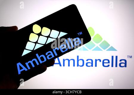 India. 30 agosto 2025. In questa illustrazione fotografica, un logo Ambarella viene visualizzato su uno smartphone e sullo sfondo. (Immagine di credito: © Avishek Das/SOPA Images via ZUMA Press Wire) SOLO PER USO EDITORIALE! Non per USO commerciale! Foto Stock
