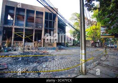 Ristorante Saijian Sambara Sundanese a Bandung dopo essere stato incendiato il 29 agosto 2025 durante dimostrazioni e proteste in tutta l'Indonesia. Foto Stock
