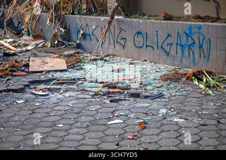 Ristorante Saijian Sambara Sundanese a Bandung dopo essere stato incendiato il 29 agosto 2025 durante dimostrazioni e proteste in tutta l'Indonesia. Foto Stock