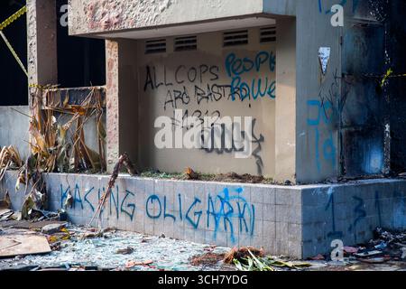 Ristorante Saijian Sambara Sundanese a Bandung dopo essere stato incendiato il 29 agosto 2025 durante dimostrazioni e proteste in tutta l'Indonesia. Foto Stock
