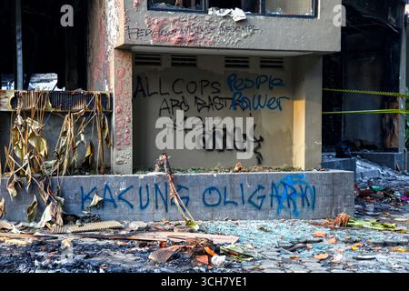Ristorante Saijian Sambara Sundanese a Bandung dopo essere stato incendiato il 29 agosto 2025 durante dimostrazioni e proteste in tutta l'Indonesia. Foto Stock