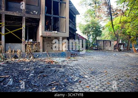 Ristorante Saijian Sambara Sundanese a Bandung dopo essere stato incendiato il 29 agosto 2025 durante dimostrazioni e proteste in tutta l'Indonesia. Foto Stock