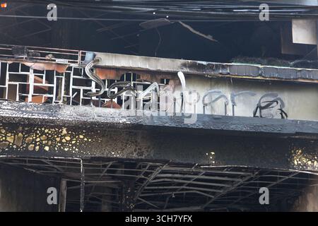 Ristorante Saijian Sambara Sundanese a Bandung dopo essere stato incendiato il 29 agosto 2025 durante dimostrazioni e proteste in tutta l'Indonesia. Foto Stock