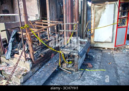 Ristorante Saijian Sambara Sundanese a Bandung dopo essere stato incendiato il 29 agosto 2025 durante dimostrazioni e proteste in tutta l'Indonesia. Foto Stock