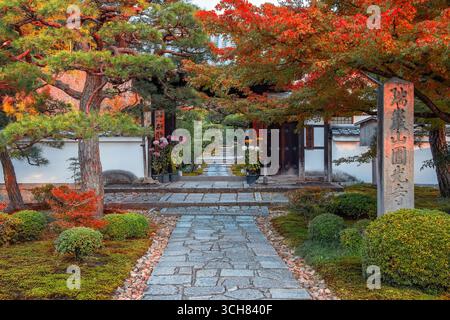 Vista panoramica del tempio di Enko-ji con splendida vegetazione in autunno a Kyoto, Giappone Foto Stock