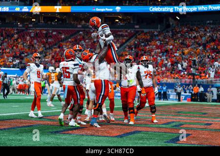 30 agosto 2025: Johntay Cook #2 del Syracuse Orange celebra un touchdown durante la partita di football NCAA tra i volontari dell'Università del Tennessee e la Syracuse University Orange al Mercedes-Benz Stadium di Atlanta, GA Tim Gangloff/CSM Foto Stock