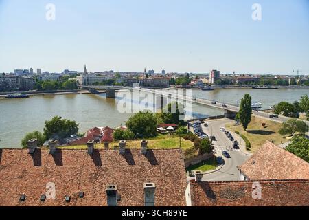 Vista di Novi Sad e del Danubio dalla fortezza di Petrovaradin. Serbia Foto Stock
