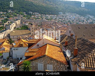 La città vecchia di Dubrovnik e le sue mura Foto Stock