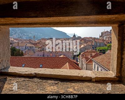 Vista sulla città vecchia di Dubrovnik da una fessura nelle mura della città Foto Stock