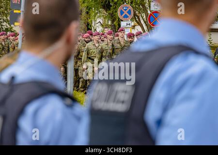 Gli agenti di polizia sono in formazione durante una parata della Bundeswehr, garantendo sicurezza e ordine. La scena mette in evidenza coordinazione, esibizione cerimoniale, e. Foto Stock