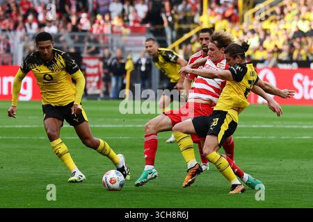 Dortmund, Germania. 31 agosto 2025. Alex Kral (2° R) di 1. L'FC Union Berlin sfonda durante la partita di calcio tedesca di prima divisione della Bundesliga tra il Borussia Dortmund e il 1. FC Union Berlin in Dortmund, Germania, 31 agosto 2025. Crediti: Joachim Bywaletz/Xinhua/Alamy Live News Foto Stock