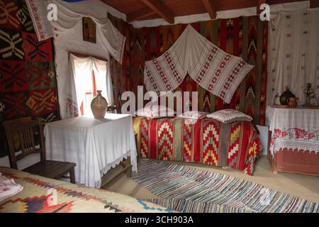 3 gennaio 2024 - Bucarest, Romania: Museo del Villaggio Nazionale Dimitrie gusti, esposizione etnologica all'aperto con case tradizionali rumene. Foto Stock