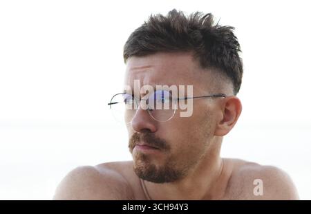 Ritratto di un tizio frustrato su sfondo bianco Foto Stock