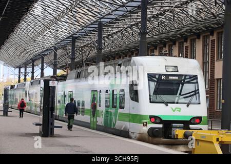 Banchine all'interno della stazione ferroviaria principale di Helsinki Foto Stock