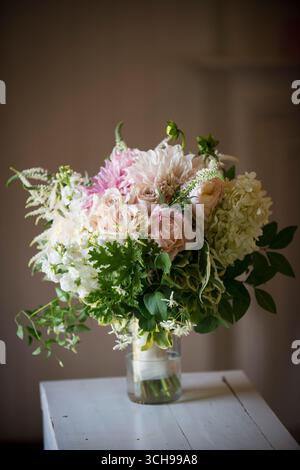 Romantico allestimento di fiori pastello in vaso Foto Stock