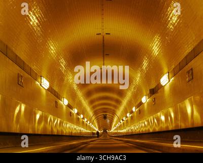 Il vecchio tunnel di amburgo chiamato Elbtunnel - un sentiero sotto il grande fiume elba nella città anseatica di amburgo, a nord della germania, con una sola corsia Foto Stock