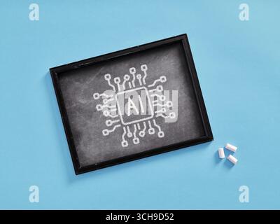 Immagine concettuale dell'intelligenza artificiale rappresentata da un microchip disegnato su una lavagna con gesso Foto Stock