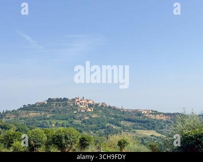Vista panoramica di Montepulciano, un'antica città collinare in Toscana, Italia. Circondata da paesaggi lussureggianti, questa città medievale mostra la pietra iconica Foto Stock