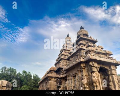 Le torri del bellissimo tempio costiero, uno dei monumenti di Mahabalipuram, costruito dal regno Pallava, Tamil Nadu, India Foto Stock