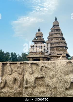 Le torri del bellissimo tempio costiero, uno dei monumenti di Mahabalipuram, costruito dal regno Pallava, Tamil Nadu, India Foto Stock