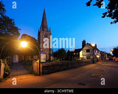 St. Marys Church e Oliver Cromwells House al crepuscolo a Ely Cambridgeshire, Inghilterra Foto Stock
