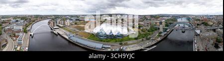 Vista panoramica aerea del Glasshouse International Centre for Music a gateshead, Regno Unito. Un centro culturale con tetto curvo in acciaio. Foto Stock