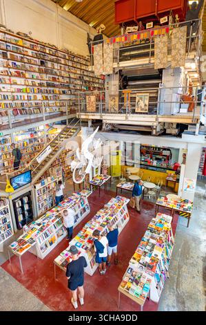 Libreria Ler Devagar nella LX Factory di Lisbona, un'ex fabbrica di stampa di giornali, ora punto di riferimento culturale, con libri, dischi in vinile, macchinari storici. Foto Stock