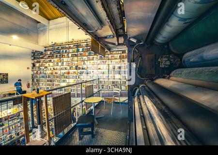 Libreria Ler Devagar nella LX Factory di Lisbona, un'ex fabbrica di stampa di giornali, ora punto di riferimento culturale, con libri, dischi in vinile, macchinari storici. Foto Stock