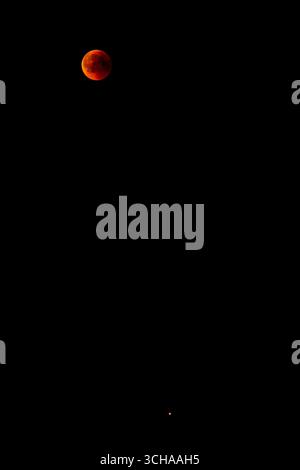 Mondfinsternis vom 27.07.2018 über Soest totale Mondfinsternis mit Blutmond über Deutschland *** eclissi lunare dal 27 07 2018 sopra Soest eclissi lunare totale con luna di sangue sopra la Germania Copyright: xx xChantalxAndersx Foto Stock