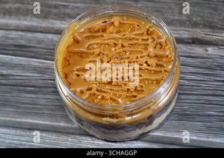 biscotto cremoso con torta, ricoperto di biscotti e ricoperto di torta, un piatto morbido preparato con strati di panna montata, torta e ricoperto di biscotti Foto Stock