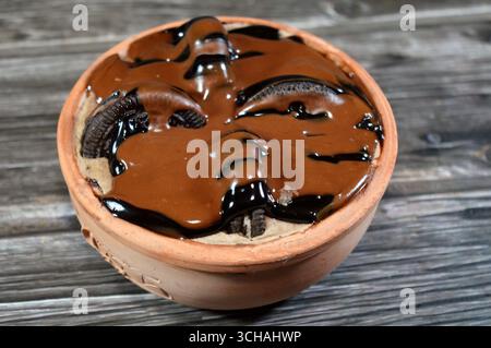 Cairo, Egitto, 15 agosto 2025: Crema Oreo con torta, ricoperta con pasta di cioccolato e stratificata con torta, un cibo morbido preparato con strati di cremosità Foto Stock