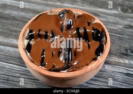Cairo, Egitto, 15 agosto 2025: Crema Oreo con torta, ricoperta con pasta di cioccolato e stratificata con torta, un cibo morbido preparato con strati di cremosità Foto Stock