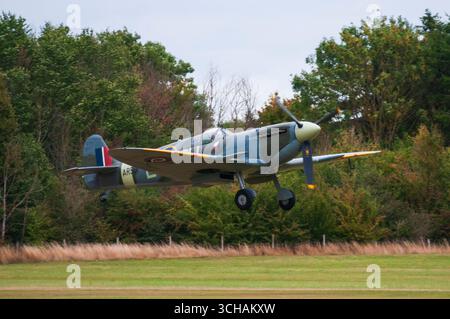OLD WARDEN, BEDFORDSHIRE, INGHILTERRA, Regno Unito - 30 agosto 2025 - Un Supermarine Spitfire IX B decolla al Best of British Air Show presso lo Shuttleworth col Foto Stock