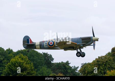 OLD WARDEN, BEDFORDSHIRE, INGHILTERRA, Regno Unito - 30 agosto 2025 - Un Supermarine Spitfire IX B decolla al Best of British Air Show presso lo Shuttleworth col Foto Stock
